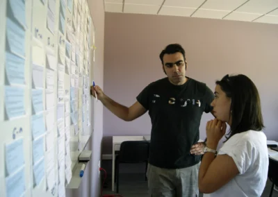 Susana ultima con Mario el Plan de Rodaje, no caben más posits en la pizarra