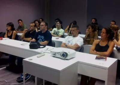 Todos atentos a las explicaciones del profe, lo que quieren es irse al plató a tocar cámara