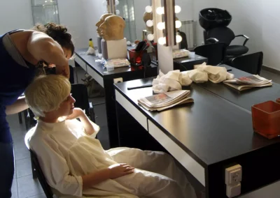 Estos niños tan majos parecen algo más peligrosos con esos pelos tan blancos