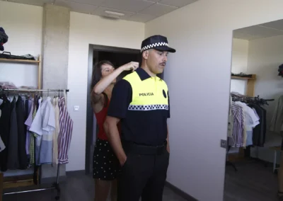Virginia arreglando el uniforme de policía de ROBERTO ENRÍQUEZ en "Garantía Personal"